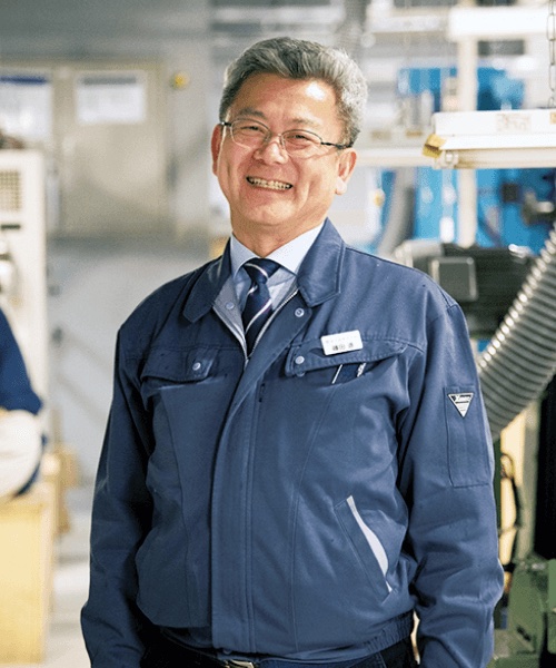 工場に立つ代表取締役社長 藤田進